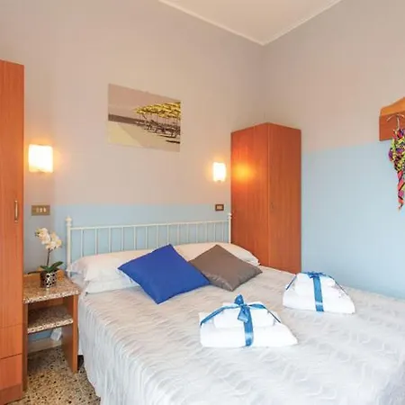 Tritone فندق ريميني